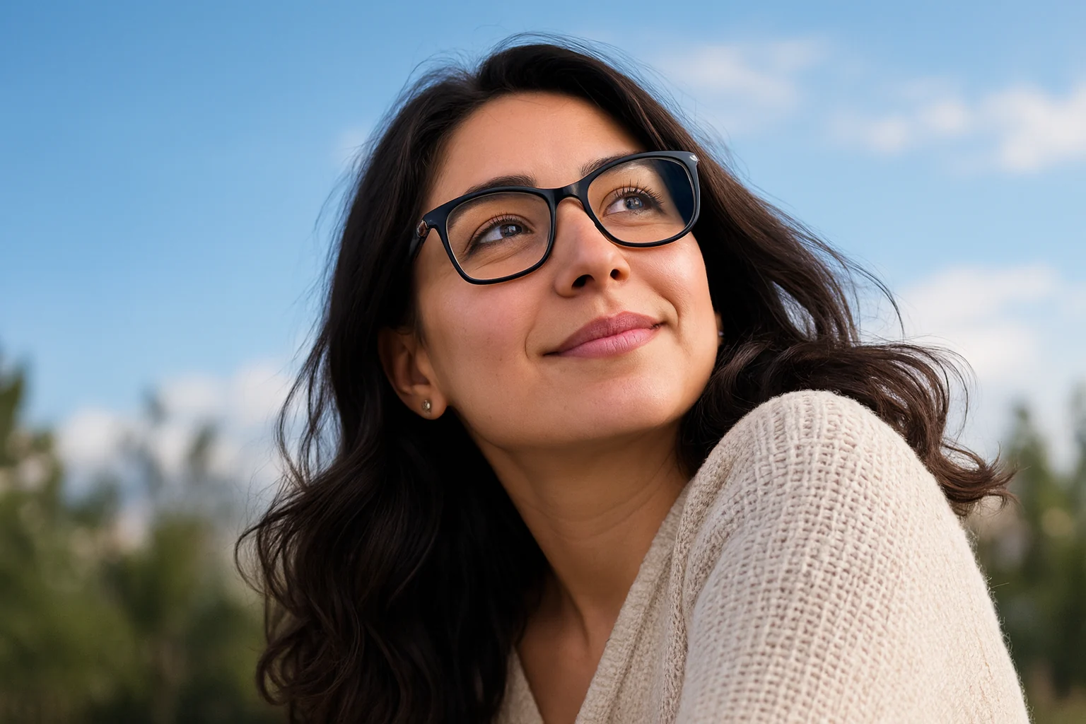 Mujer con lentes sonriendo al aire libre